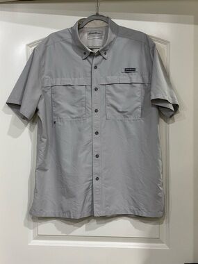 Eddie Bauer Men’s Short-Sleeve Button-Down Shirt in Light Gray